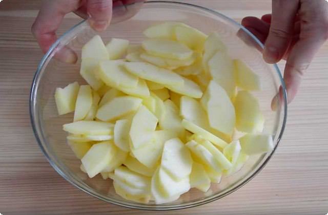 fde757943a319452ecbf806b2c6daa72 Самий смачний штрудель з яблуками в духовці – прості класичні рецепти