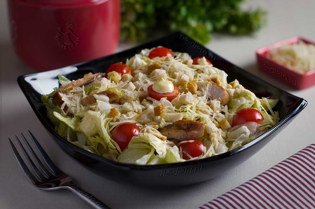 53a2962af161ef38a53404038f0c86fd Як приготувати салат «Цезар» з куркою — класичний рецепт салату з курячим філе, сухариками і соусом