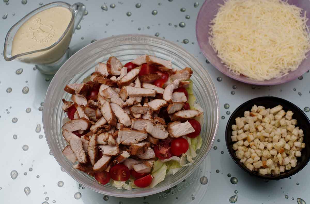 552963d645cd41271d5732e7fe1857b1 Як приготувати салат «Цезар» з куркою — класичний рецепт салату з курячим філе, сухариками і соусом