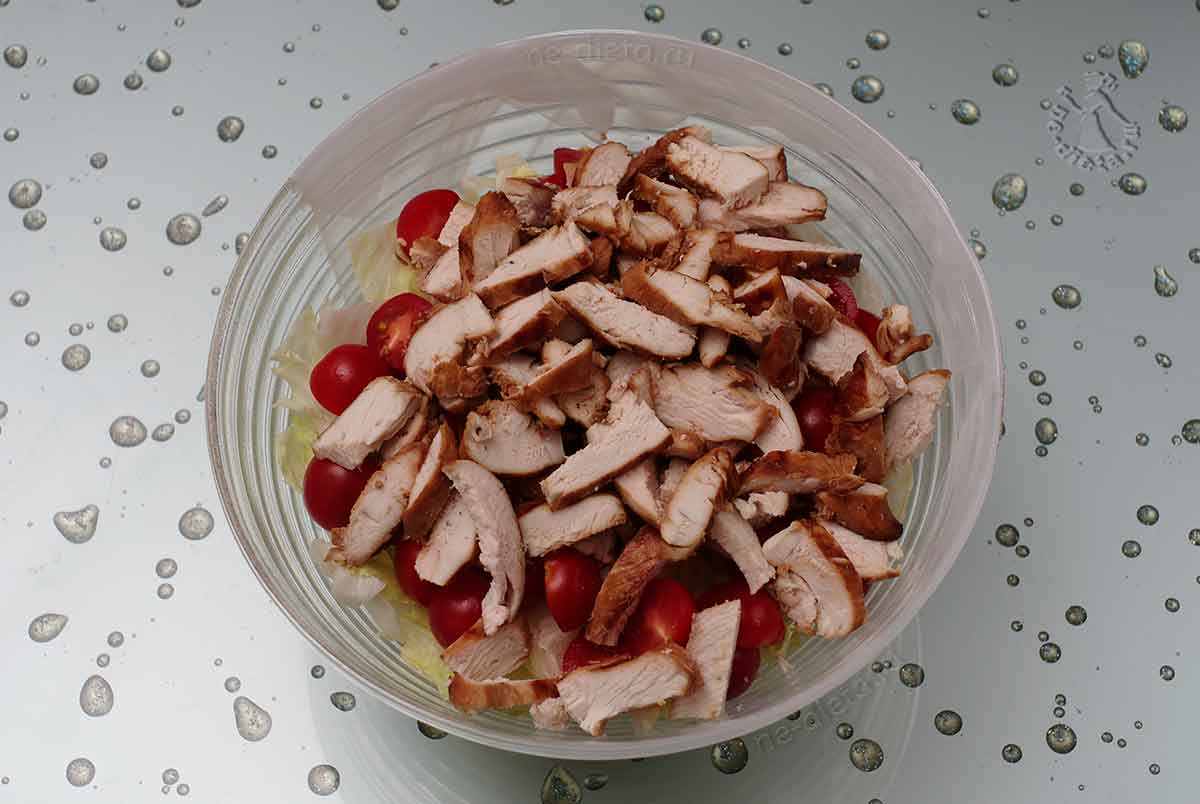 a34f81912169ff0ed7fd1435e93dcd37 Як приготувати салат «Цезар» з куркою — класичний рецепт салату з курячим філе, сухариками і соусом