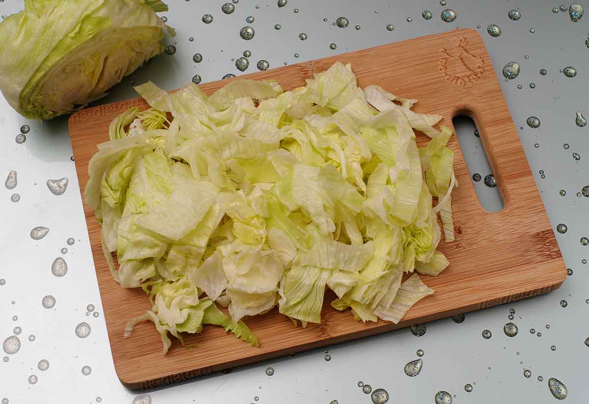 c6ed6713a1f889d2a1664a426426d46a Як приготувати салат «Цезар» з куркою — класичний рецепт салату з курячим філе, сухариками і соусом