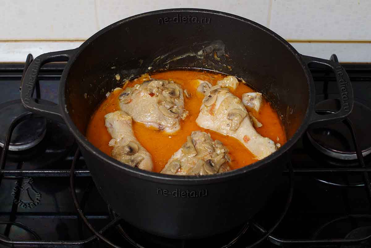 e44930a519e35e7ca739682eeca3b724 Як приготувати курку в грибному соусі — простий рецепт смачного другого блюда з курячих ніжок з грибами з покроковими фото