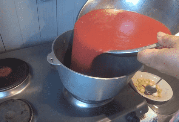 kak prigotovit tomatnyjj sous iz pomidor na zimu v domashnikh usloviyakh177 Як приготувати томатний соус з помідорів на зиму в домашніх умовах