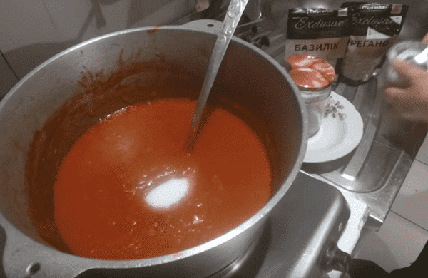 kak prigotovit tomatnyjj sous iz pomidor na zimu v domashnikh usloviyakh178 Як приготувати томатний соус з помідорів на зиму в домашніх умовах