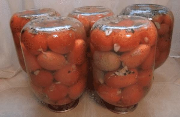 pomidory s chesnokom na zimu   palchiki oblizhesh 102 Помідори з часником на зиму — пальчики оближеш!