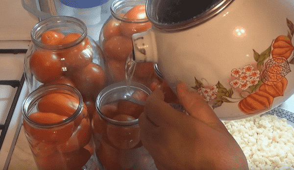 pomidory s chesnokom na zimu   palchiki oblizhesh 104 Помідори з часником на зиму — пальчики оближеш!