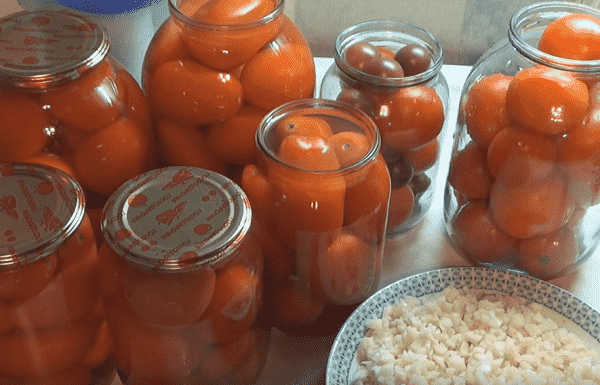 pomidory s chesnokom na zimu   palchiki oblizhesh 107 Помідори з часником на зиму — пальчики оближеш!