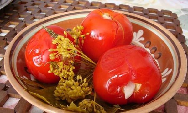 pomidory s chesnokom na zimu   palchiki oblizhesh 85 Помідори з часником на зиму — пальчики оближеш!