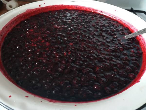 Смородиновый лист понижает или повышает давление. Сколько надо варить черную смородину. Красная смородина на зиму без варки с сахаром. Смородиновое варенье пятиминутка. Смородиновое варенье.