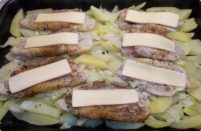 06706642447bf11d527951c4f281d65c Як смачно приготувати картоплю зі свининою і сиром в духовці
