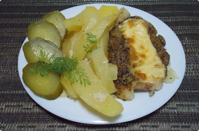 109c02941c1560d52fac9d56eb66b352 Як смачно приготувати картоплю зі свининою і сиром в духовці