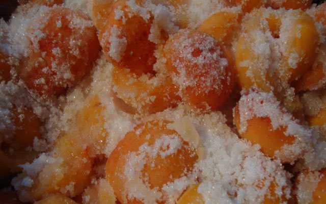 17dba798fbd00fd7939bdb5f95340b42 Рецепти приготування смачного абрикосового варення без кісточок, на зиму