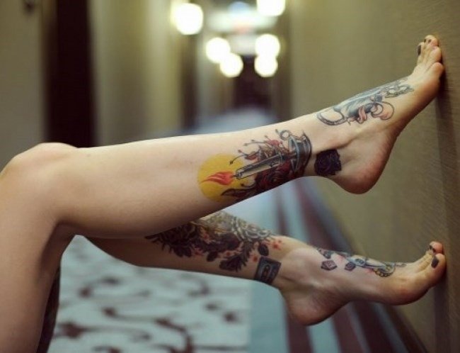 2d569e7c7bad81df603a6dff9a9a349b Татуювання для дівчат на нозі. Фото красиві візерунки, маленькі написи, значення