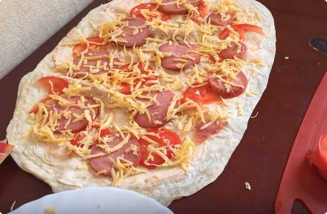 452d99dd58451189ec3e139b82cfe8ab Піца в духовці з ковбасою, сиром і помідорами з лаваша
