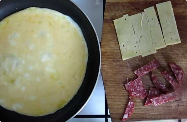 Омлет сколько минут. Омлет который разрезают. Сколько минут жарится омлет. Как приготовить омлет на сковороде с 2 яйцами. Сколько готовить яичницу на сковороде.
