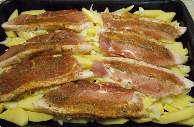 4c55f929286d7b4c43ae32bd82b06765 Як смачно приготувати картоплю зі свининою і сиром в духовці