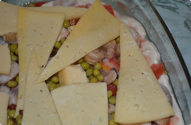 511279bb9da3c2f2076ac892dfce6f44 Піца з ковбасою, сиром і помідорами   простий рецепт в духовці
