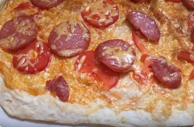 6a311512b8bb579ad31a5943932618bd Піца в духовці з ковбасою, сиром і помідорами з лаваша