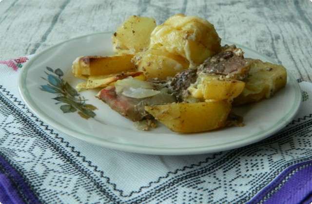 7ae7868837c752d22292ba99f5f810d7 Як смачно приготувати картоплю зі свининою і сиром в духовці