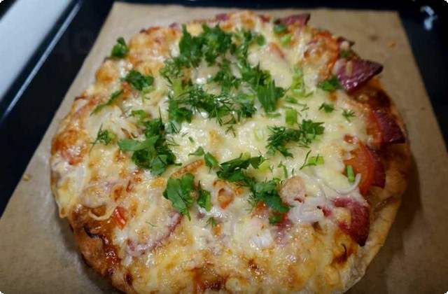 7d6650549e978d058a571ed8e148d243 Піца в духовці з ковбасою, сиром і помідорами з лаваша