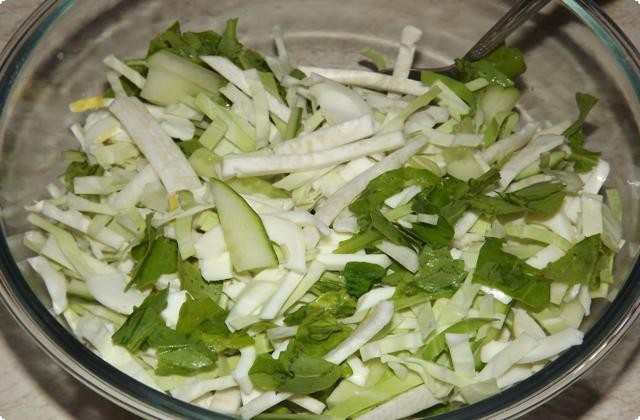 9c6367ab5064b9cf033ee779d79c9d7e Салат з капусти кольрабі — дуже смачний рецепт з огірком, яйцем і зеленню