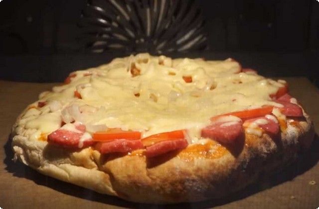 bb0c01c16b47d26ce6a4d11d72a1665c Піца в духовці з ковбасою, сиром і помідорами з лаваша