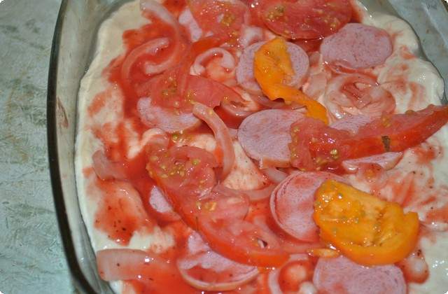 ccb3ee3177e46dea84d8561d39c7ad86 Піца з ковбасою, сиром і помідорами   простий рецепт в духовці