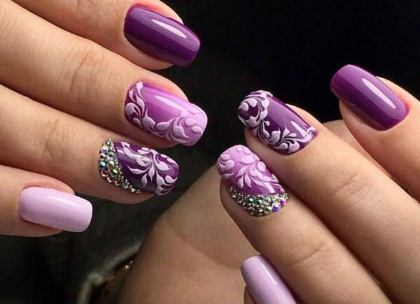 e21d095caeebdf41cae304a0b7499942 Дизайн нігтів у фіолетових тонах. Фото зі стразами, квіточками, блискітками, камінням, бульонками, втирка