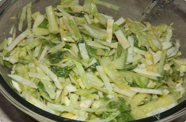 ea0345c9006f263243271ab435e6b575 Салат з капусти кольрабі — рецепт з огірком, яйцем і зеленню