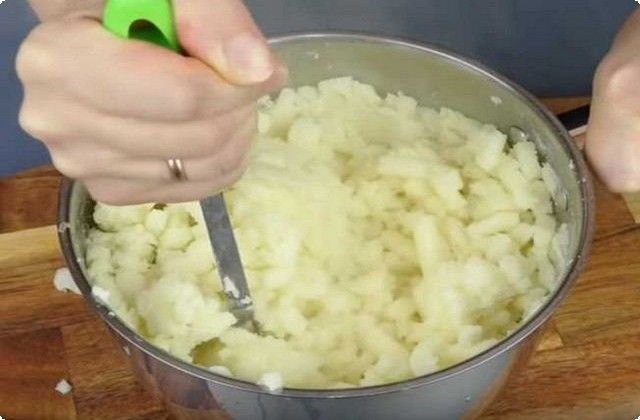 f1665fd74fe2099bc2c6f356fc78db12 Рецепт приготування домашніх вареників з картоплею на воді — 7 рецептів приготування в домашніх умовах
