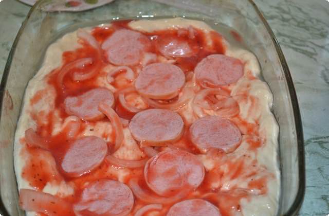 f7a6466af0402363611b9931c2cdb80d Піца з ковбасою, сиром і помідорами   простий рецепт в духовці