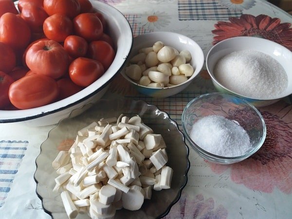 khrenovina – klassicheskijj recept prigotovleniya iz pomidor i khrena s chesnokom1 Аджика – класичний рецепт приготування з помідор і хрону з часником