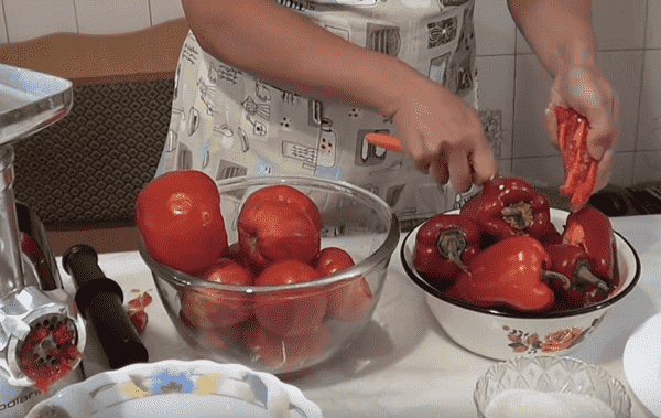 khrenovina – klassicheskijj recept prigotovleniya iz pomidor i khrena s chesnokom20 Аджика – класичний рецепт приготування з помідор і хрону з часником