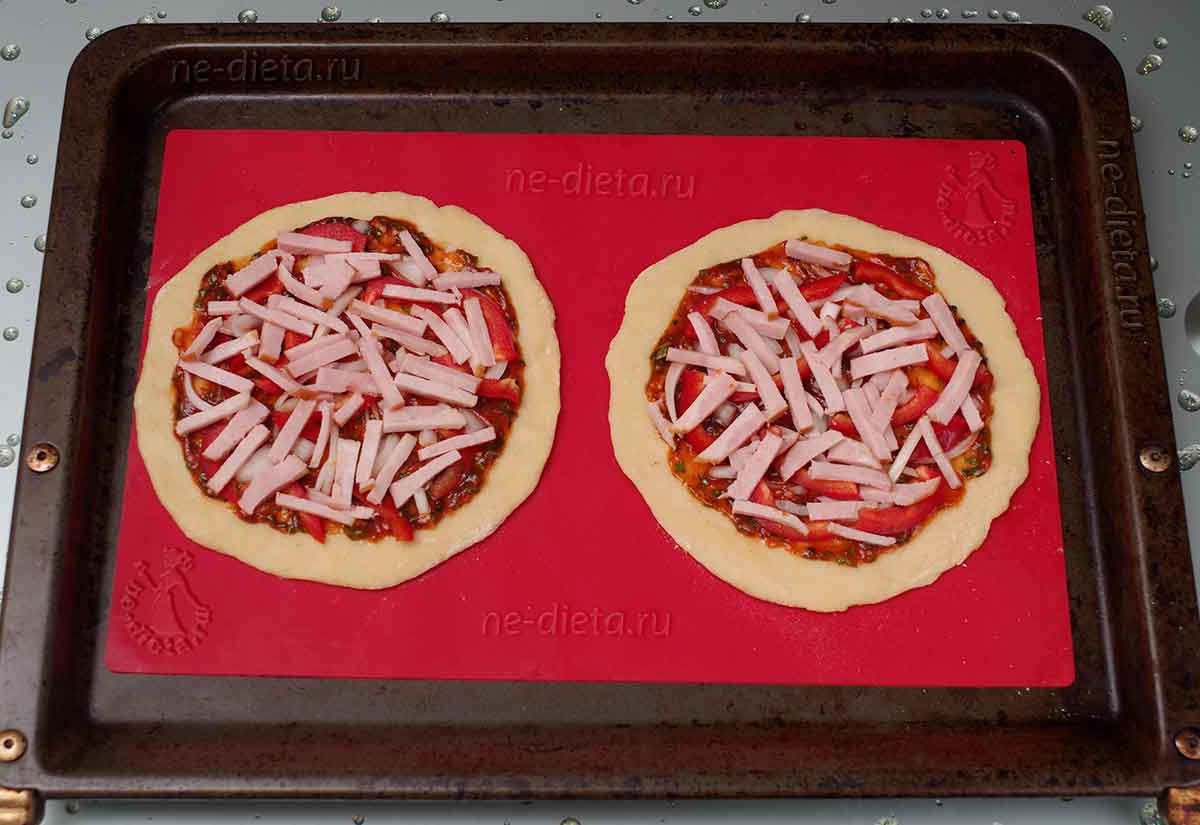 18262752dada8af08aab5a75d8365343 Як зробити міні піцу в домашніх умовах без дріжджів — рецепт міні піци з шинкою в духовці з покроковими фото