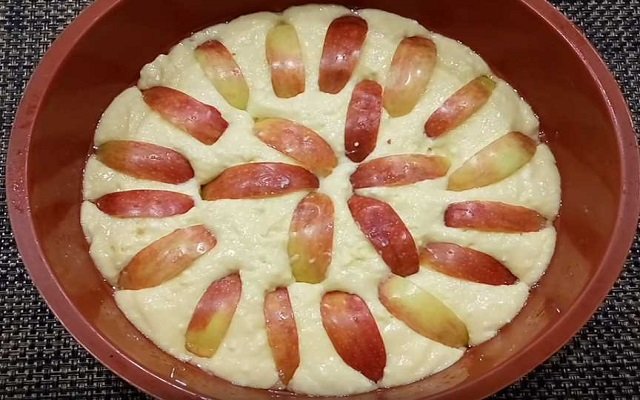 8fff7b1c919ca87b2aee89cb80589bcb Шарлотка з яблуками — Прості покрокові рецепти випічки смачного яблучного пирога