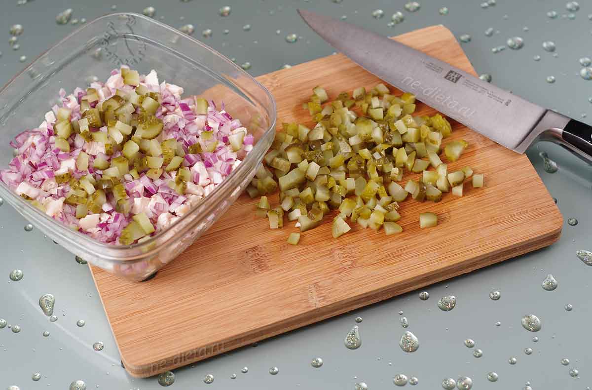 902d716b996cd700e78f296e186414da Як приготувати салат «Курочка Ряба» — простий рецепт смачного листкового салату з куркою з покроковим фото