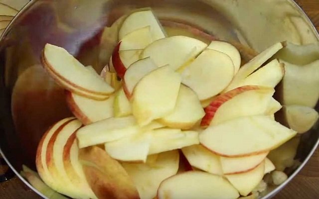 978975853d2be269cc7316260abc26d2 Шарлотка з яблуками — Прості покрокові рецепти випічки смачного яблучного пирога