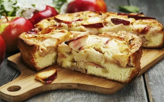 c4050e2bbe9bdccf01407cf1d7c9da76 Шарлотка з яблуками — Прості покрокові рецепти випічки смачного яблучного пирога