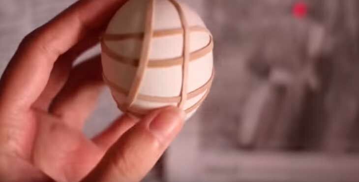 kak krasivo pokrasit yajjca na paskhu svoimi rukami  originalnaya pokraska paskhalnykh yaic350 Як красиво пофарбувати яйця на великдень своїми руками? Оригінальне фарбування пасхальних яєць