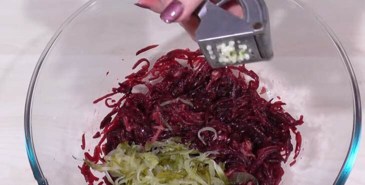 kak prigotovit salat iz svekly s chesnokom554 Як приготувати салат з буряка з часником