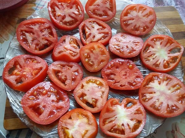 kak zamorozit pomidory na zimu svezhimi, v domashnikh usloviyakh78 Як заморозити помідори на зиму свіжими, в домашніх умовах