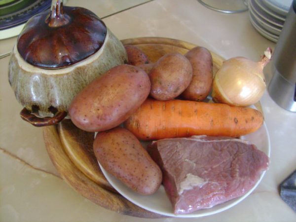 myaso v gorshochkakh s kartoshkojj v dukhovke: poshagovyjj recept zharkogo25 Мясо в горщиках з картоплею в духовці: покроковий рецепт спекотного