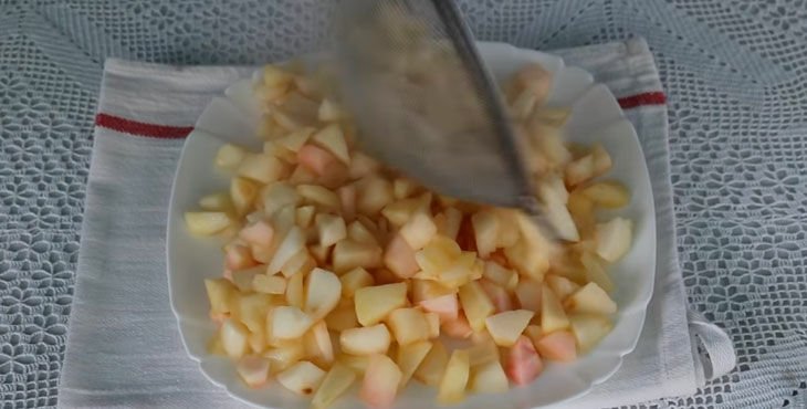pirozhki s yablokami v dukhovke   bystrye i vkusnye recepty441 Пиріжки з яблуками в духовці — швидкі і смачні рецепти