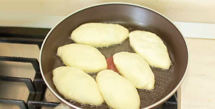 pirozhki s yajjcom i lukom zharenye na skovorode361 Пиріжки з яйцем і цибулею смажені на сковороді