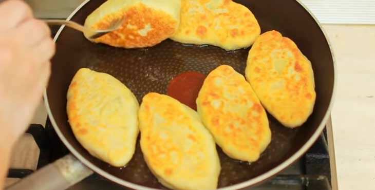pirozhki s yajjcom i lukom zharenye na skovorode362 Пиріжки з яйцем і цибулею смажені на сковороді