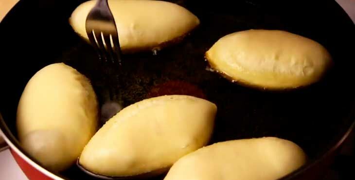pirozhki s yajjcom i lukom zharenye na skovorode409 Пиріжки з яйцем і цибулею смажені на сковороді