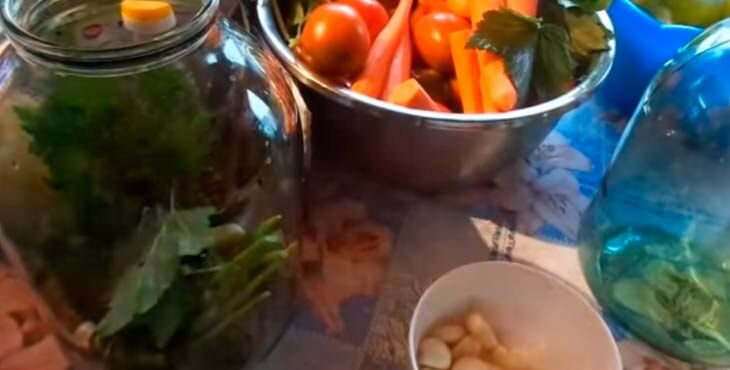 salat iz ovoshhejj na zimu palchiki oblizhesh bez sterilizacii110 Салат з овочів на зиму Пальчики оближеш без стерилізації