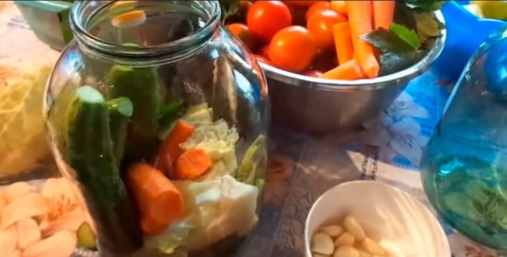 salat iz ovoshhejj na zimu palchiki oblizhesh bez sterilizacii111 Салат з овочів на зиму Пальчики оближеш без стерилізації