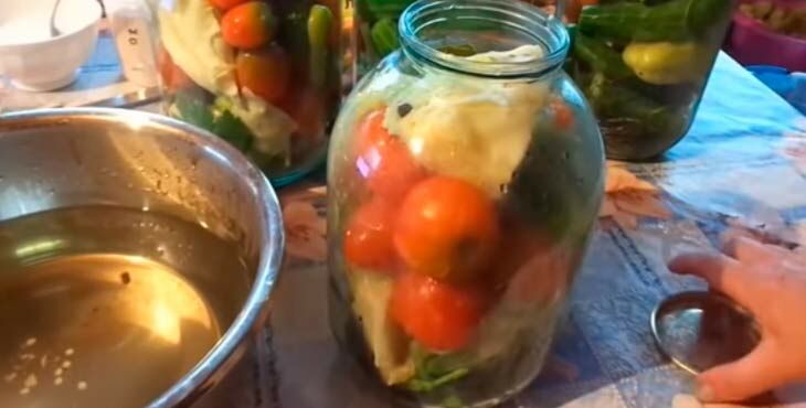 salat iz ovoshhejj na zimu palchiki oblizhesh bez sterilizacii114 Салат з овочів на зиму Пальчики оближеш без стерилізації