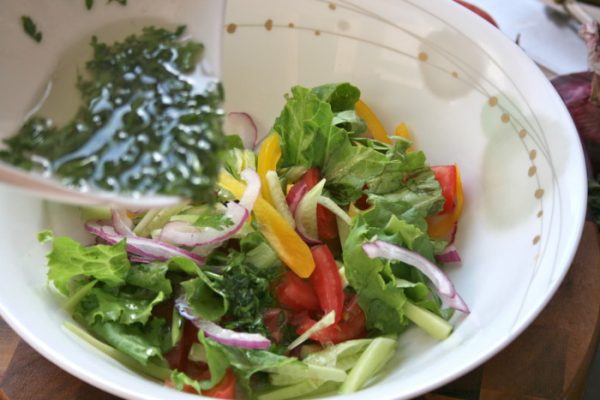 salat s konservirovannyjj tuncom: klassicheskijj recept s foto i video162 Салат з консервований тунцем: класичний рецепт з фото і відео